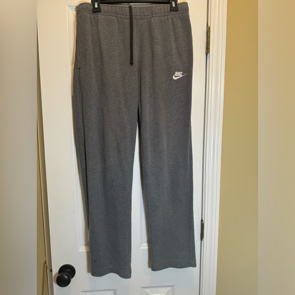 113 Large Men’s Nike Sweat Pants Grey